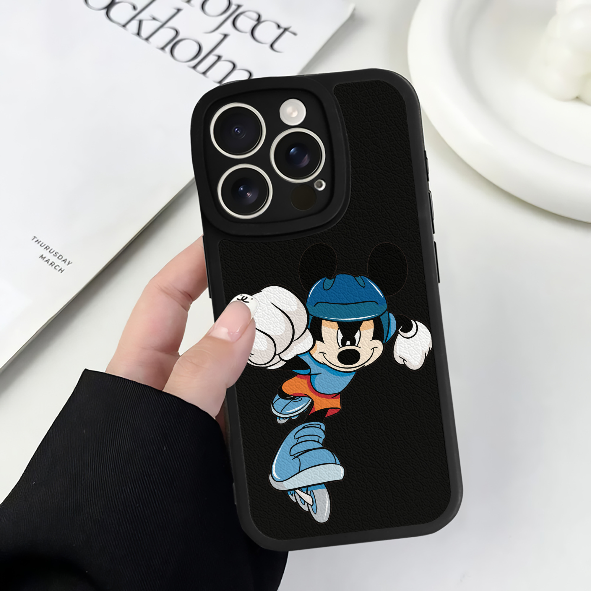 （画像用） ミッキーマウス Mickey Mouse 【iPhone 16シリーズ対応】シリコンスマホケース（レザー調） 材質：シリコン